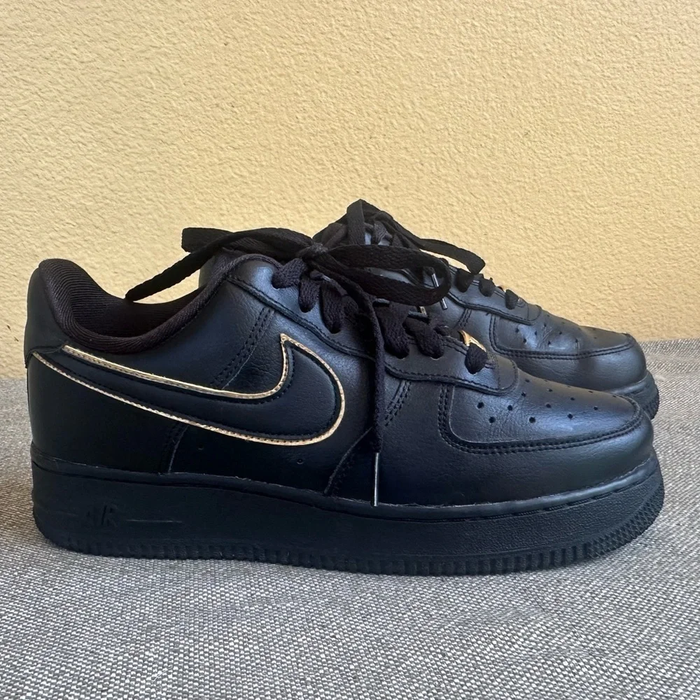 Nike Air Force 1 '07 Essential Black With Gold Piping Women’s Size 8. 5 EUC!